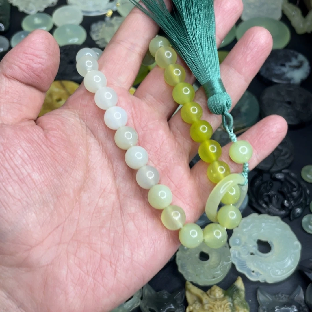 贝***。岫玉未镶嵌颈饰手持