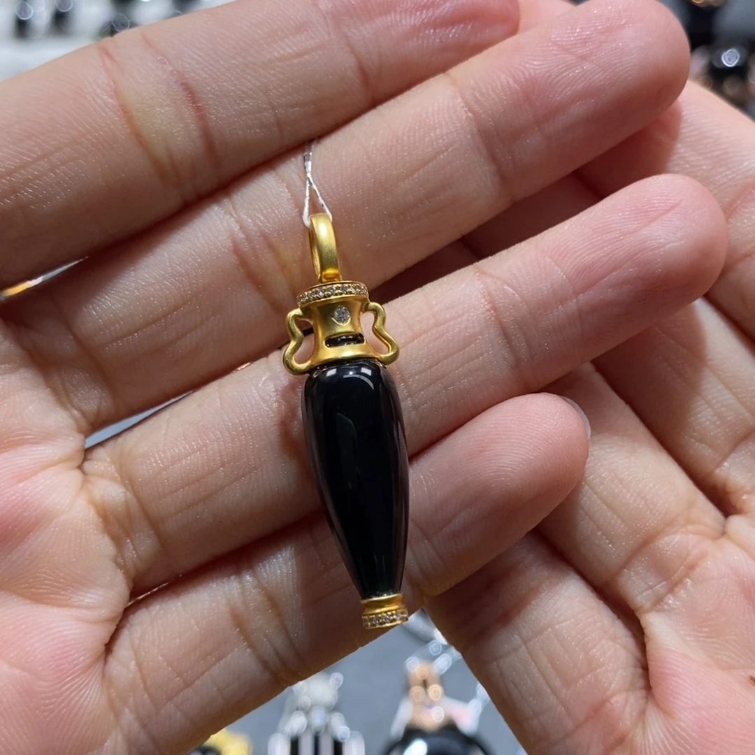 颈饰18K金镶嵌翡翠墨翠宝瓶