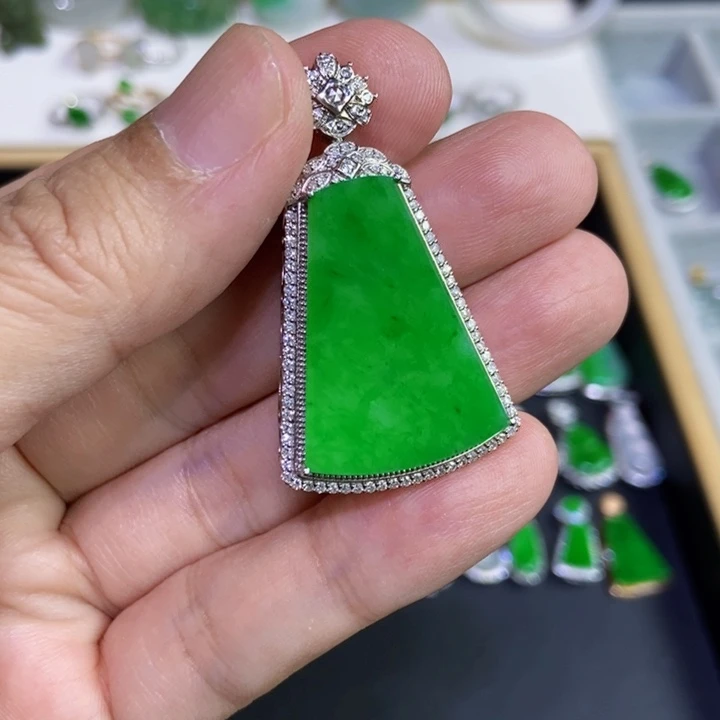 橙***陈翡翠18K金镶嵌颈饰