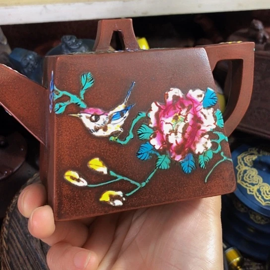 茶壶紫砂原矿泥料手工制作的一把紫砂壶。