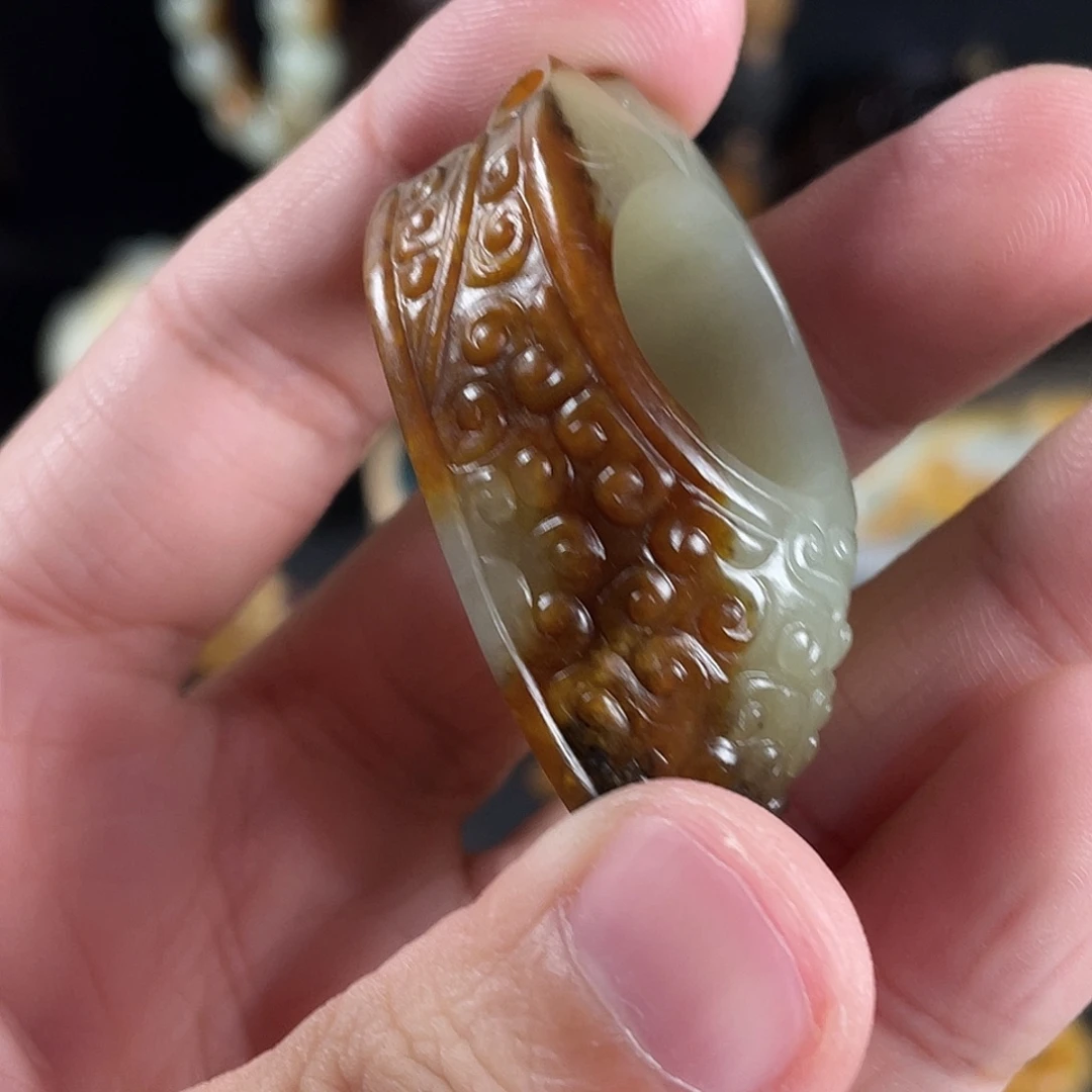 里***戈和田玉未镶嵌颈饰