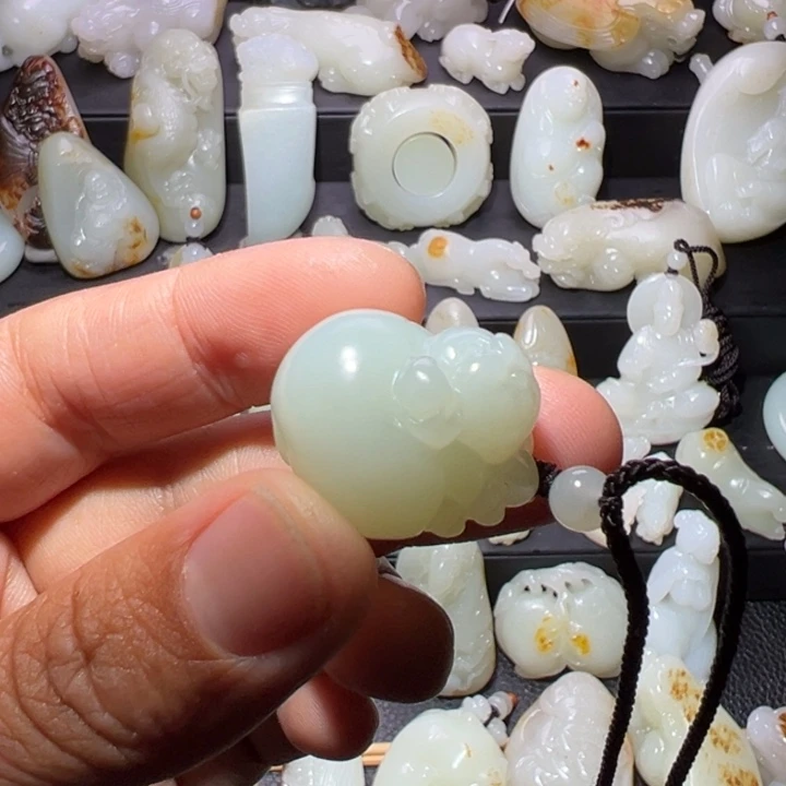 和田玉未镶嵌颈饰三*牙