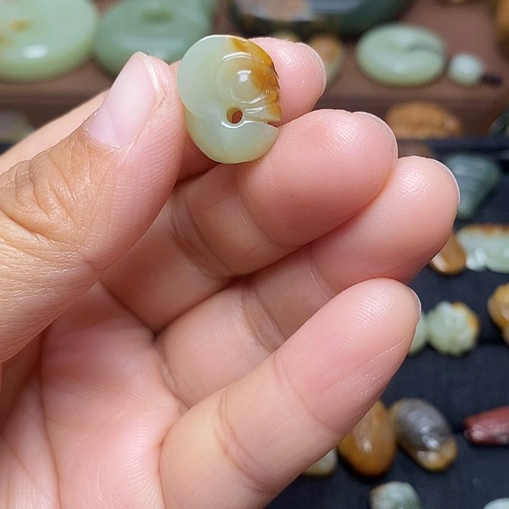 心***成岫岩河磨玉（透闪石质玉）未镶嵌颈饰
