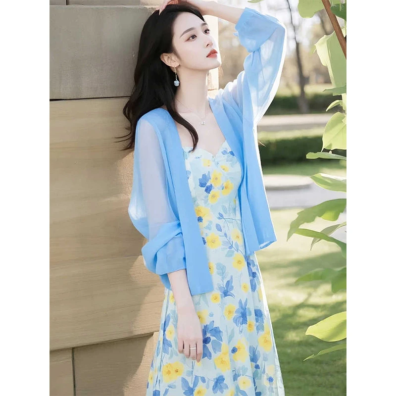 早秋季穿搭高级感蓝色气质防晒开衫配海边度假风碎花连衣裙两件套