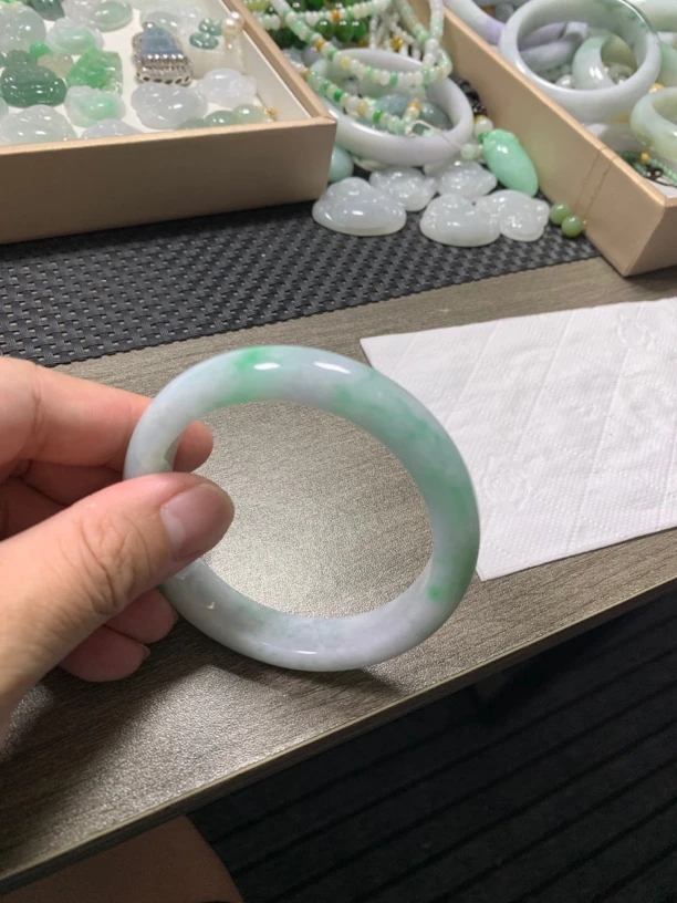 翡翠A货 白底青 辣绿手镯 56.5正圈 颜色绿 飘绿色辣 有瑕疵