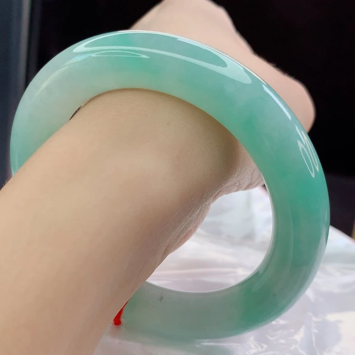 翡翠未镶嵌手镯（圆镯）满果阳绿