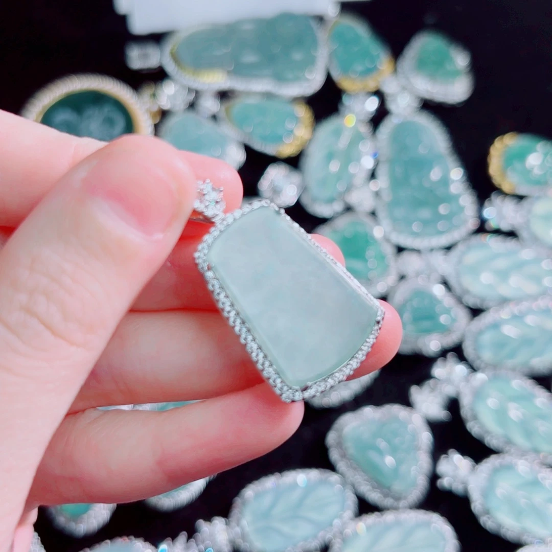 翡翠颈饰未镶嵌无事牌