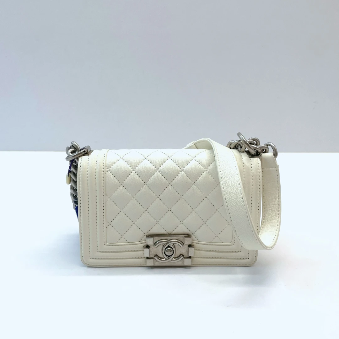 95新 Chanel/香奈儿 98新 Leboy 银扣白色荔枝纹牛皮单肩包