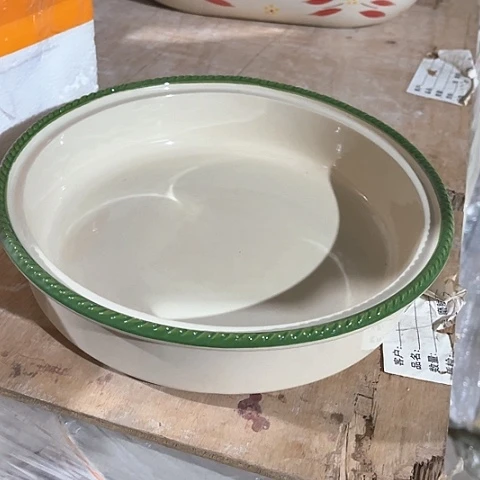 微瑕，不能明火，口径26高5变形绿边