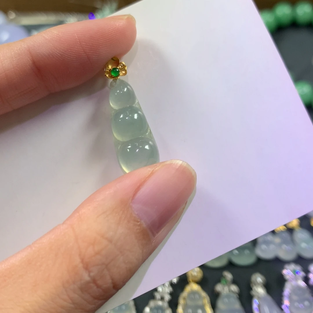 k***n翡翠18K金镶嵌颈饰冰晴绿豆子