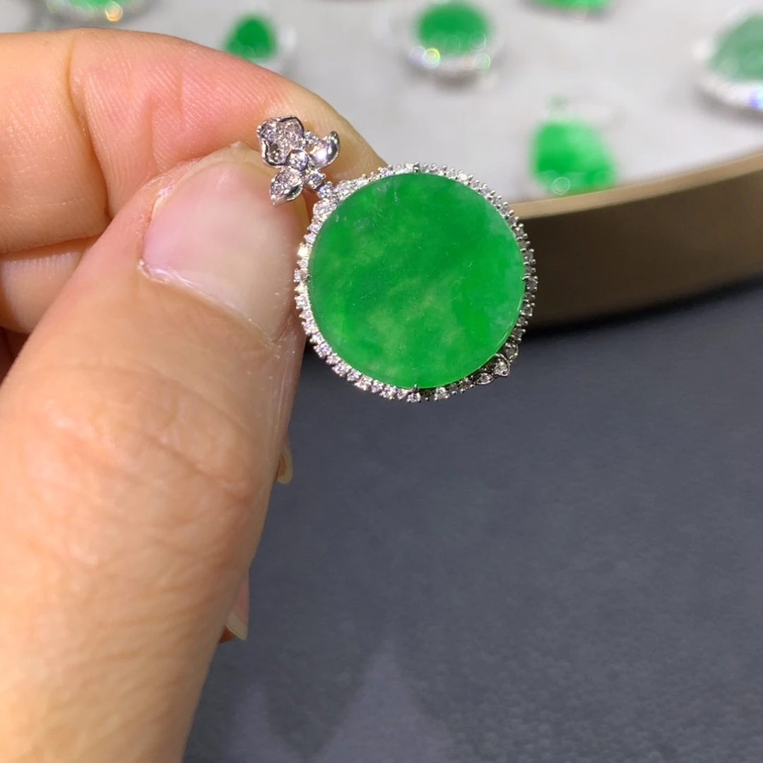 翡翠颈饰18K金镶嵌翡翠