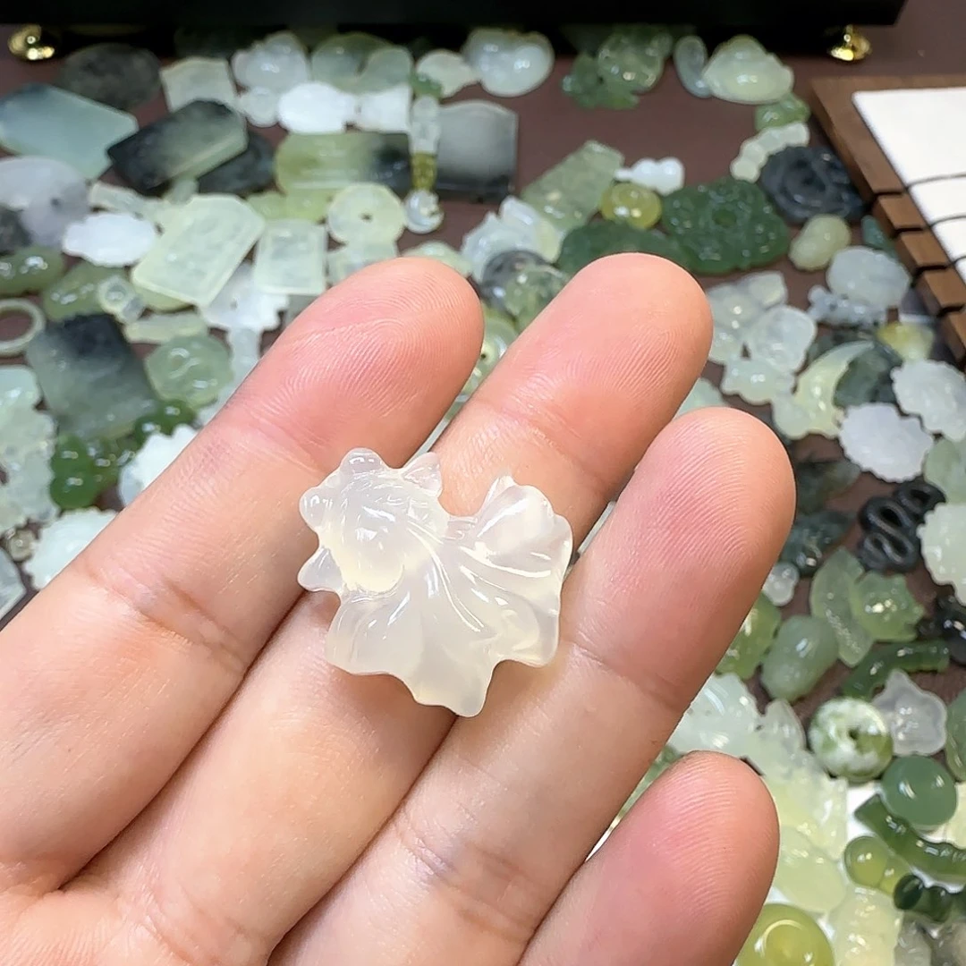 蛇纹石玉颈饰未镶嵌