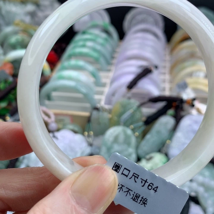 翡翠手镯未镶嵌格*茂吊坠