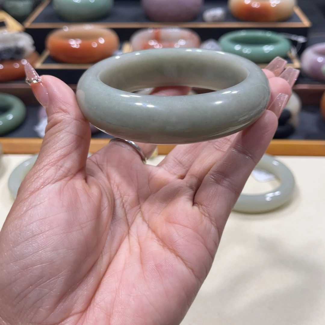 未镶嵌手镯石英岩玉
