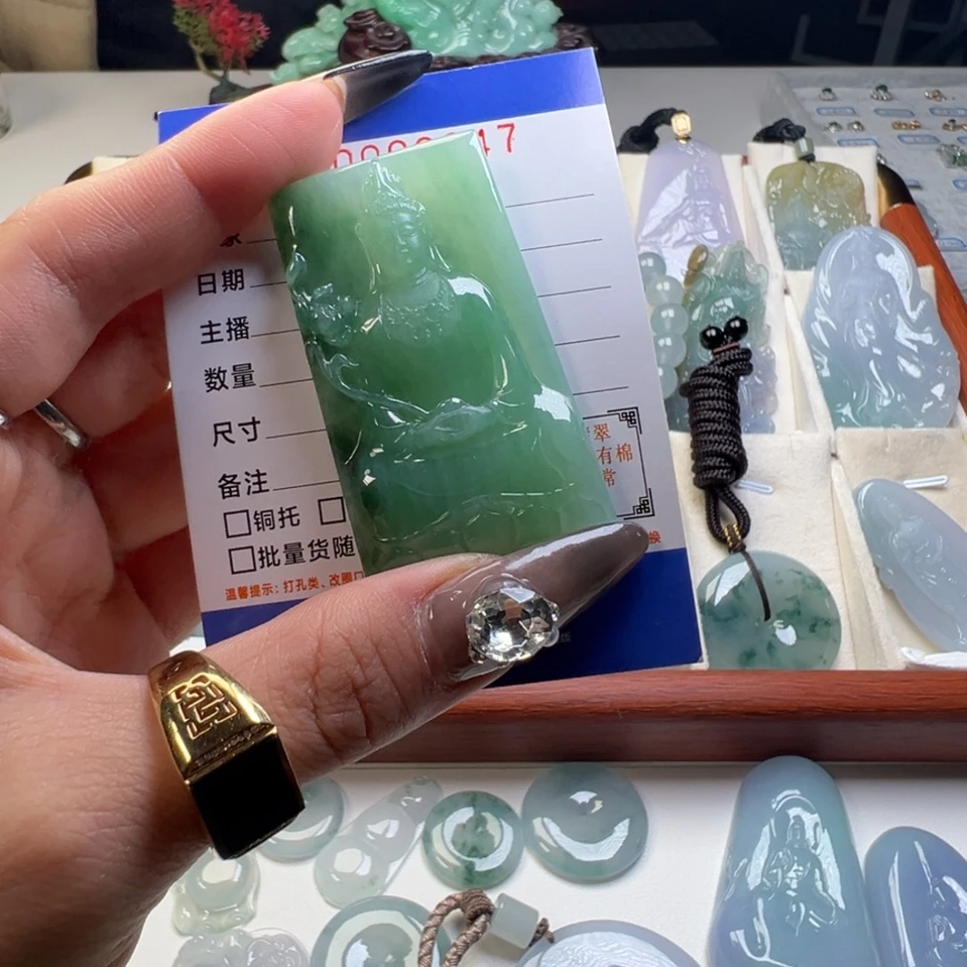 余***知翡翠未镶嵌颈饰缅甸翡翠