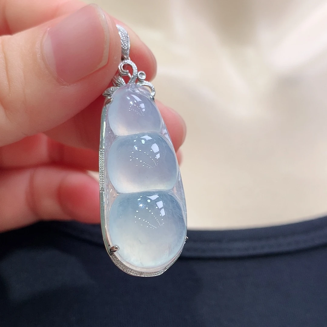 翡翠18K金镶嵌颈饰福豆