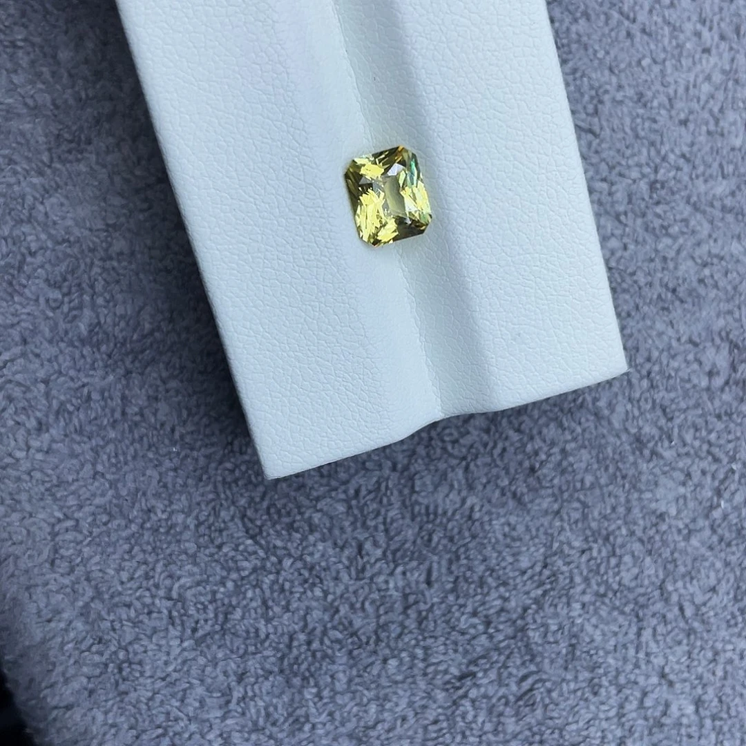 金绿宝石裸石1.53Ct。