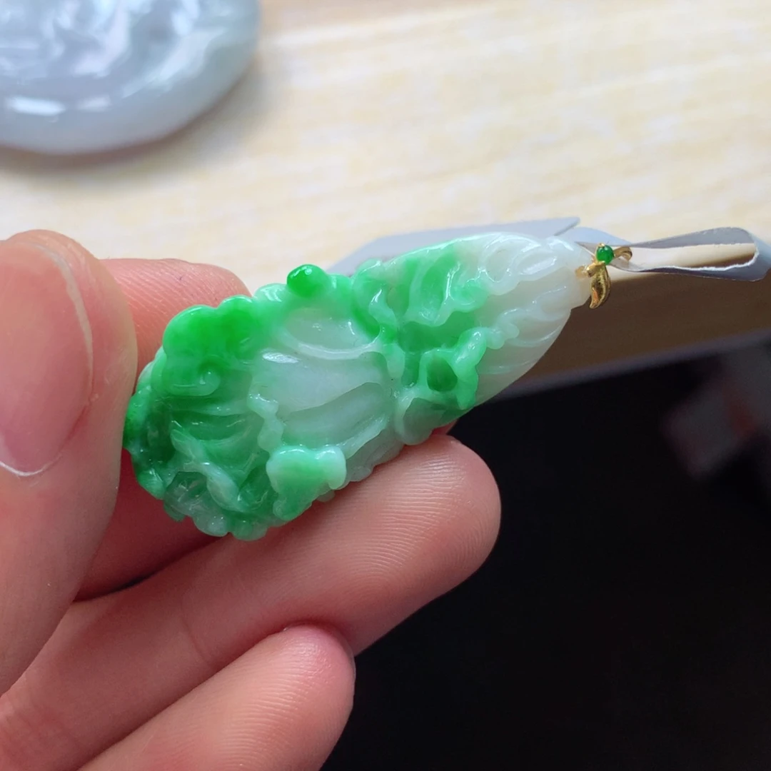 翡翠18K金镶嵌颈饰吊坠