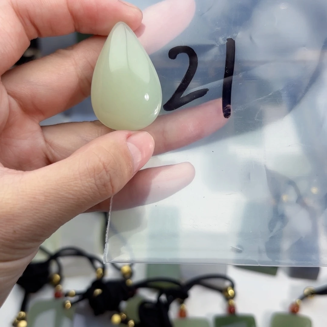 和田玉随形未镶嵌千**山