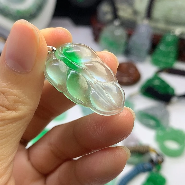 翡翠未镶嵌吊坠(赠链)
