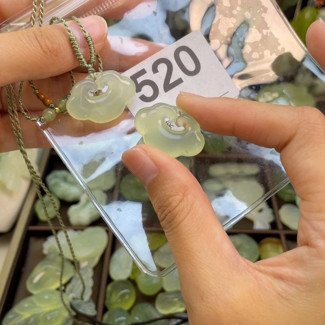 梦***蛇纹石玉未镶嵌颈饰