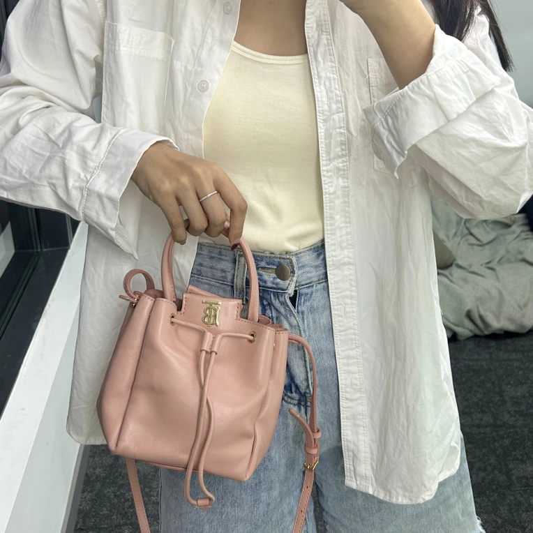 95新 BURBERRY/博柏利 粉色水桶包可斜Ss