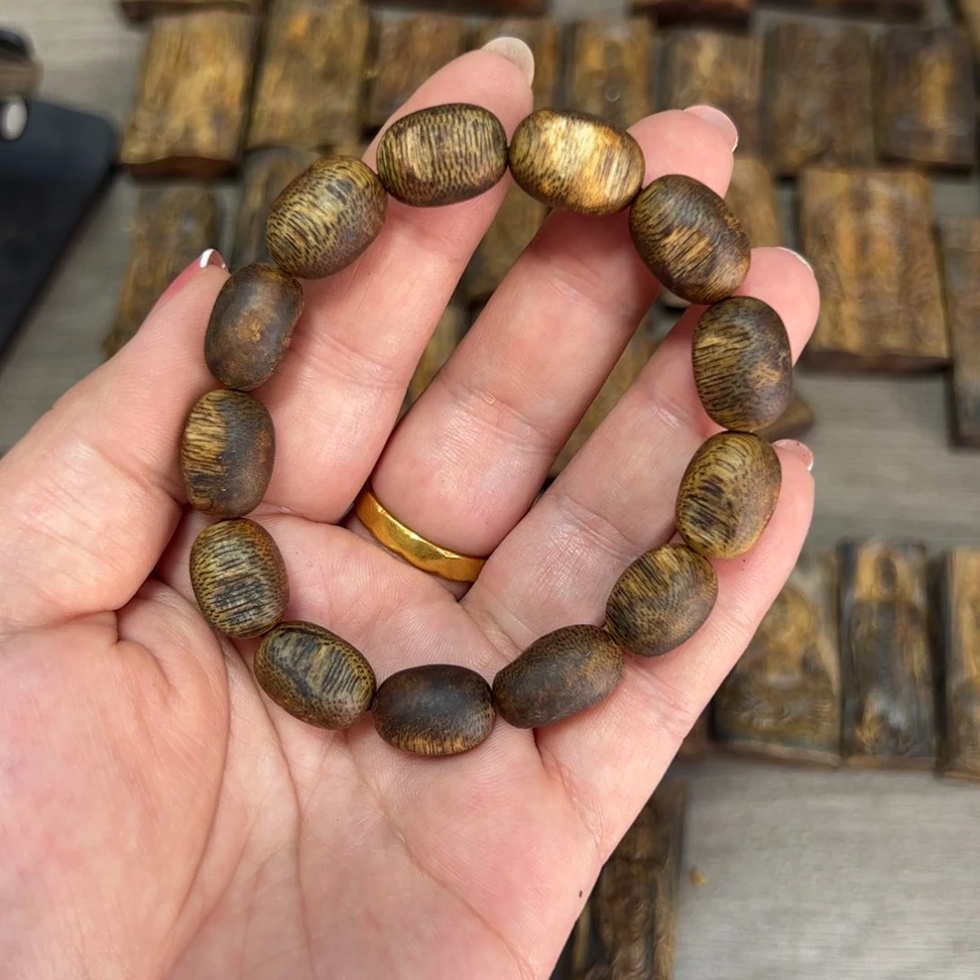 沉香木手串唐结榴巴单圈11克