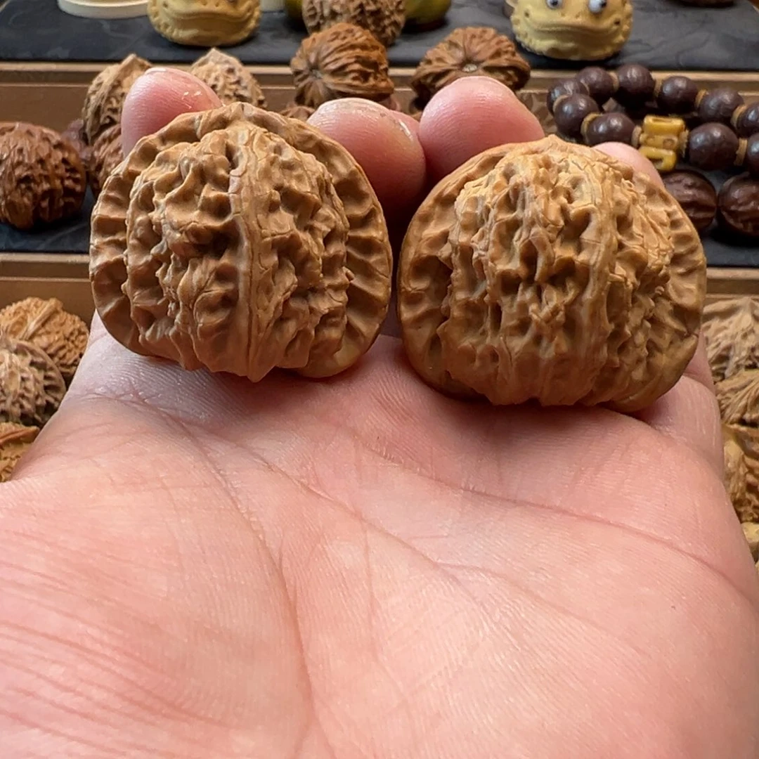 吊坠桃核文玩核桃，白狮子