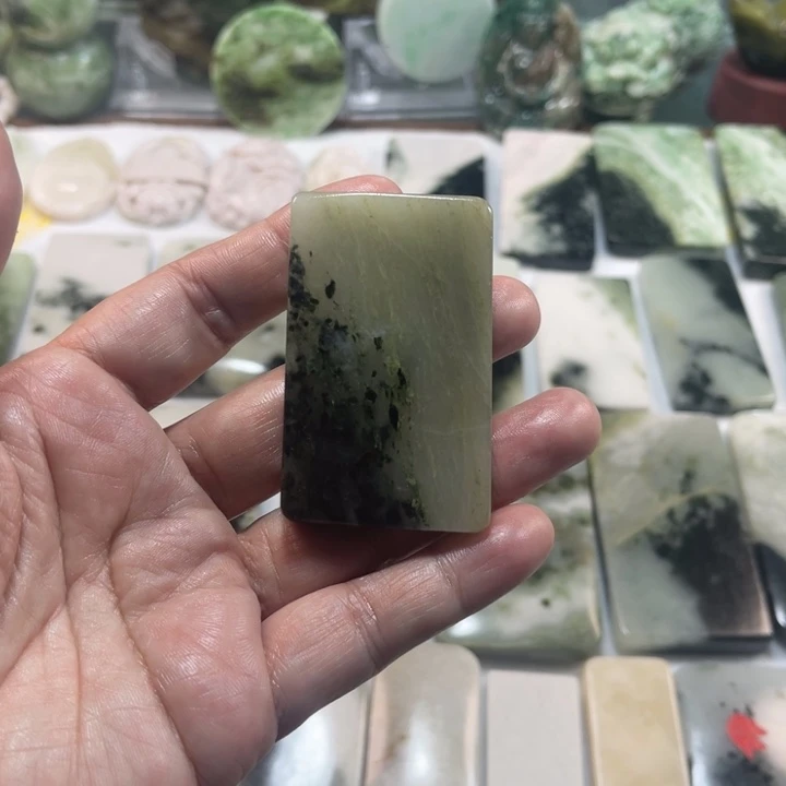 独山玉颈饰未镶嵌山*