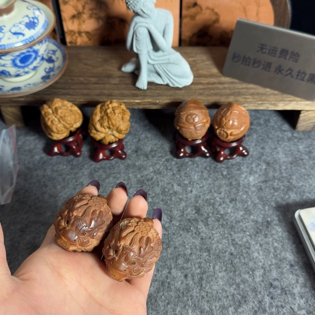 橄榄核雕刻手把件
