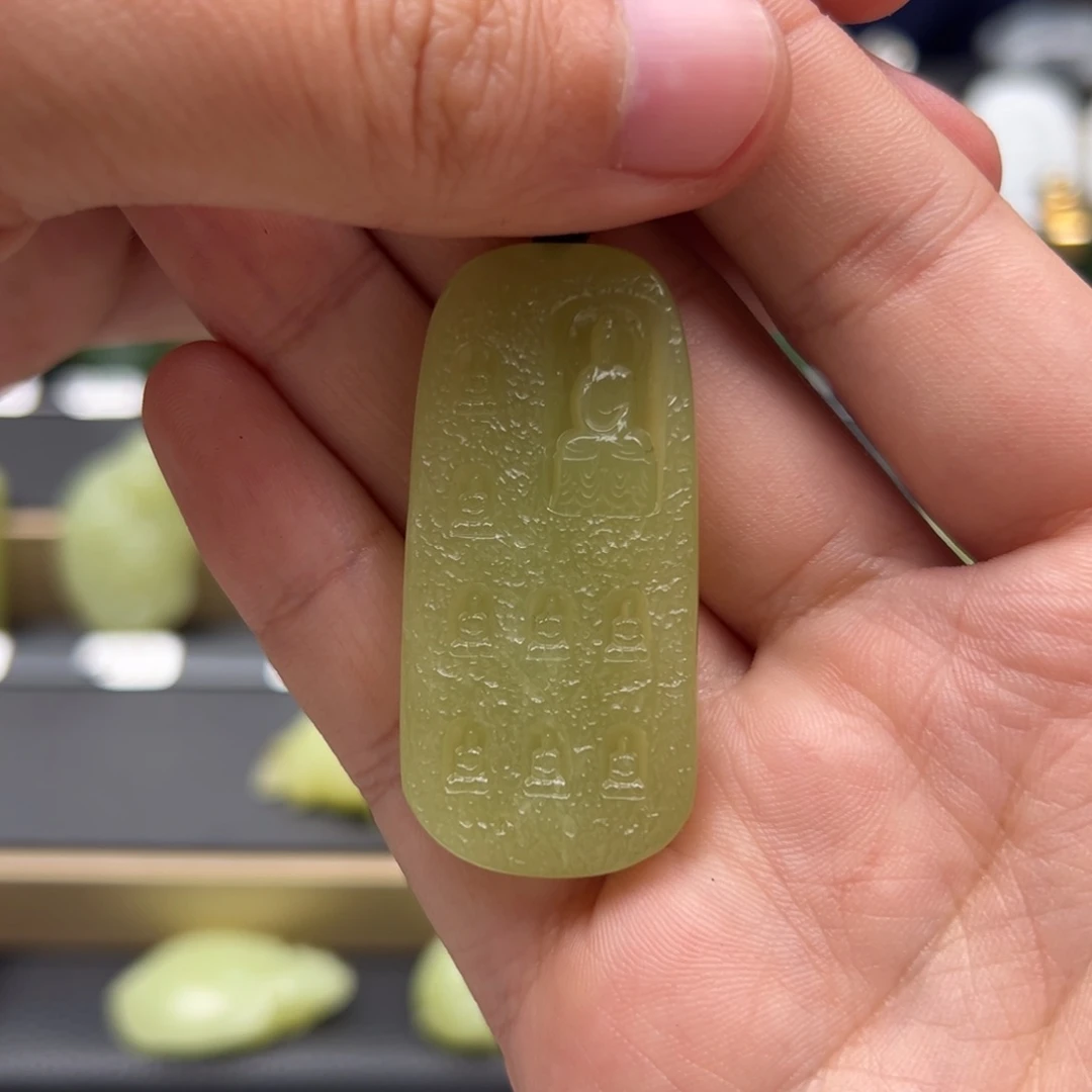 倒***带和田玉未镶嵌挂件