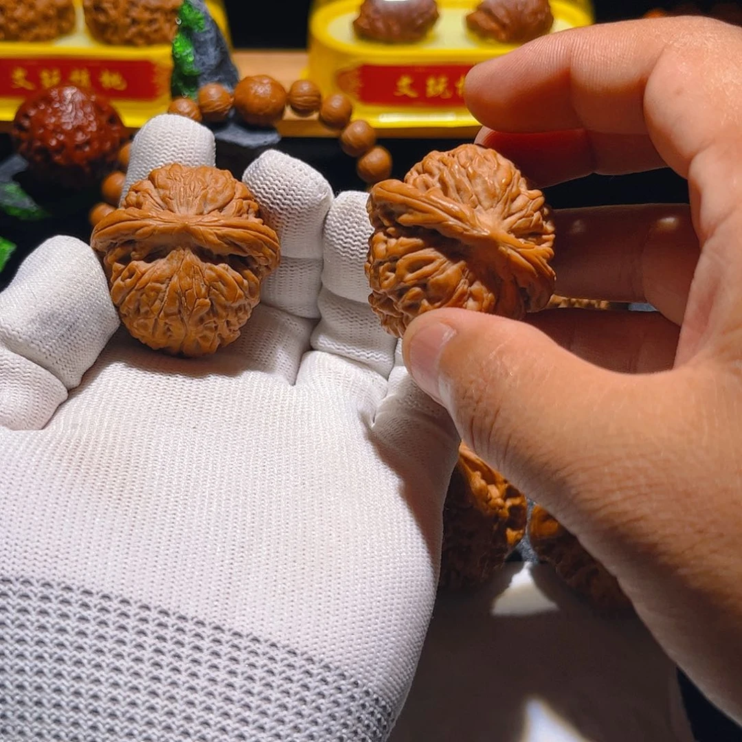 万***成文玩核桃吊坠莲花