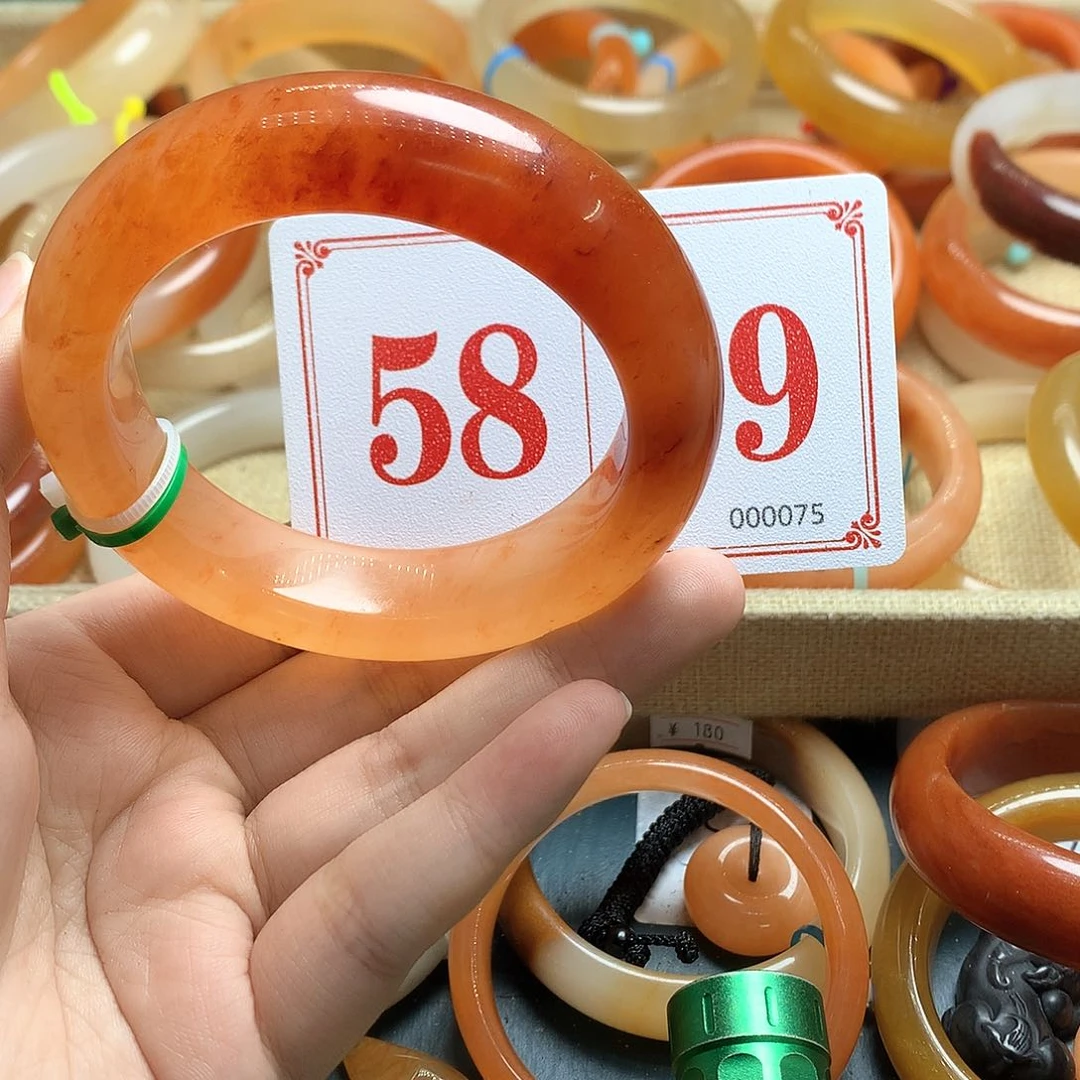 未镶嵌石英质玉（黄龙玉）手镯我***主