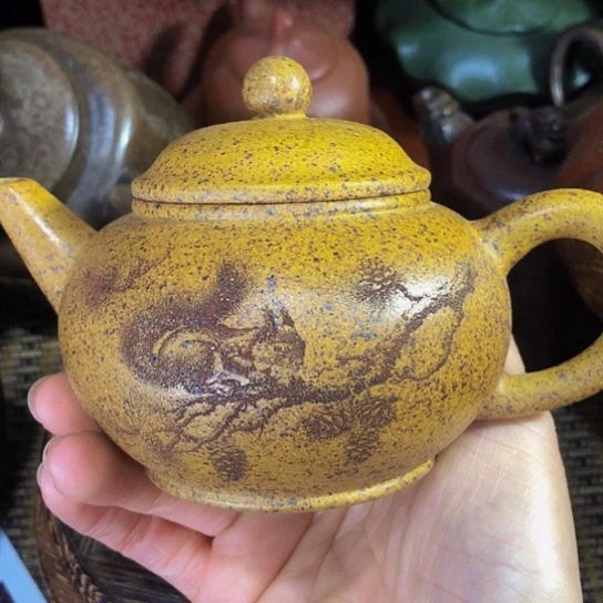 茶壶紫砂原矿泥料手工制作一把紫砂壶。