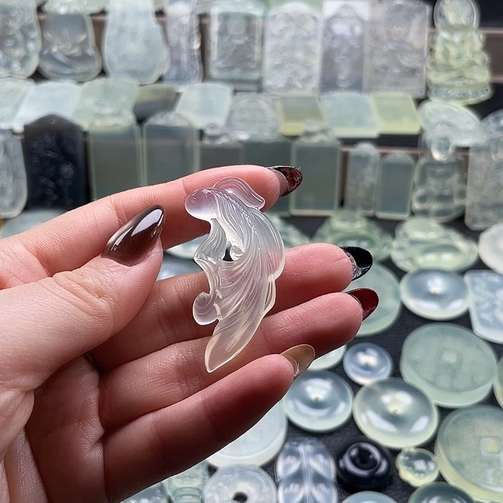 岫玉未镶嵌颈饰鱼