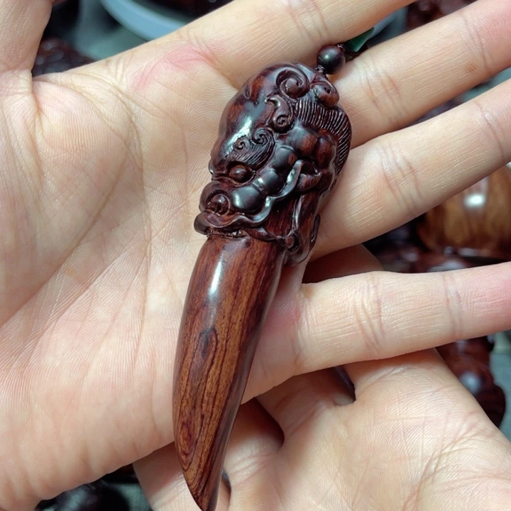 黄花梨/降香黄檀把件貔貅牙