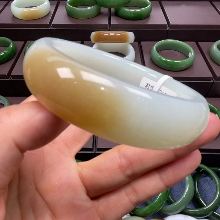 和田玉未镶嵌手镯