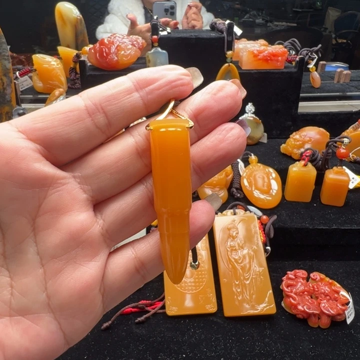 未镶嵌石英质玉（黄龙玉）颈饰