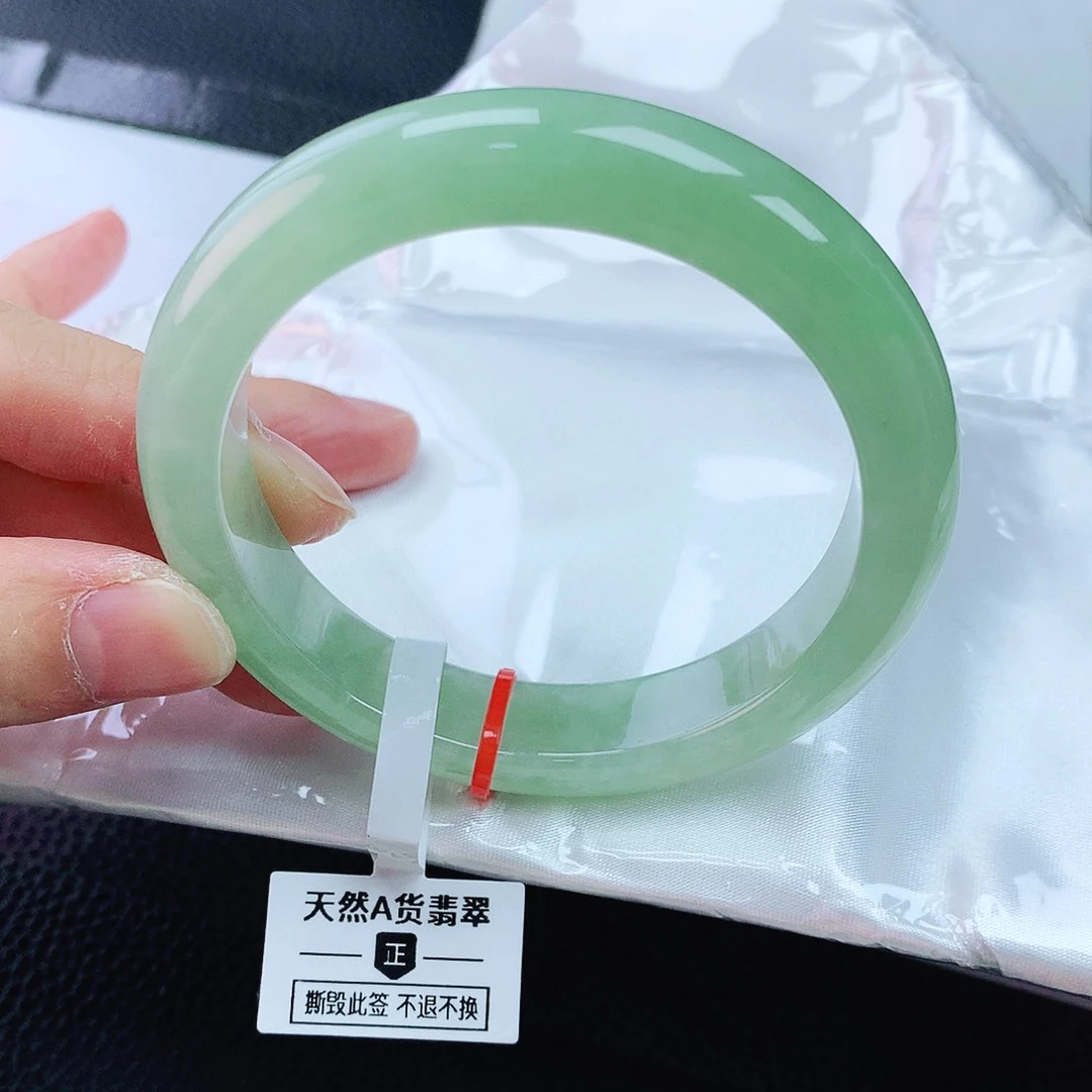 翡翠手镯未镶嵌55圈