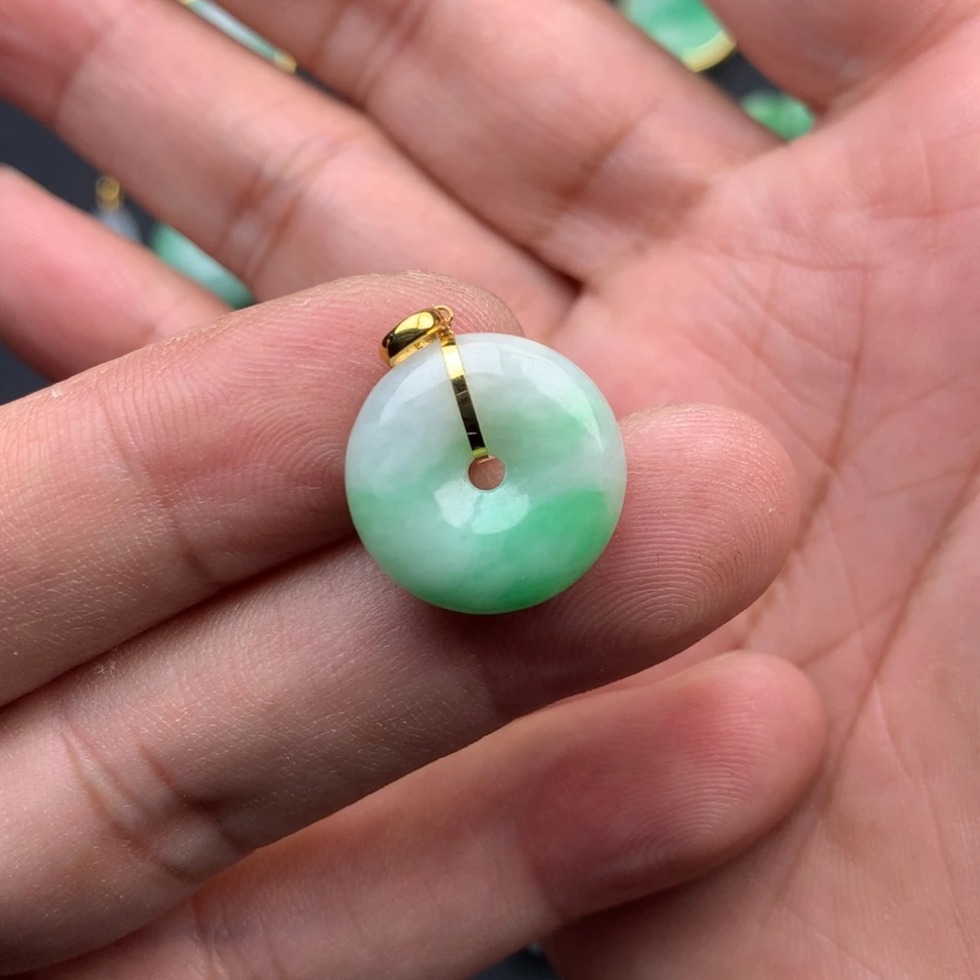 翡翠18K金镶嵌颈饰平安扣