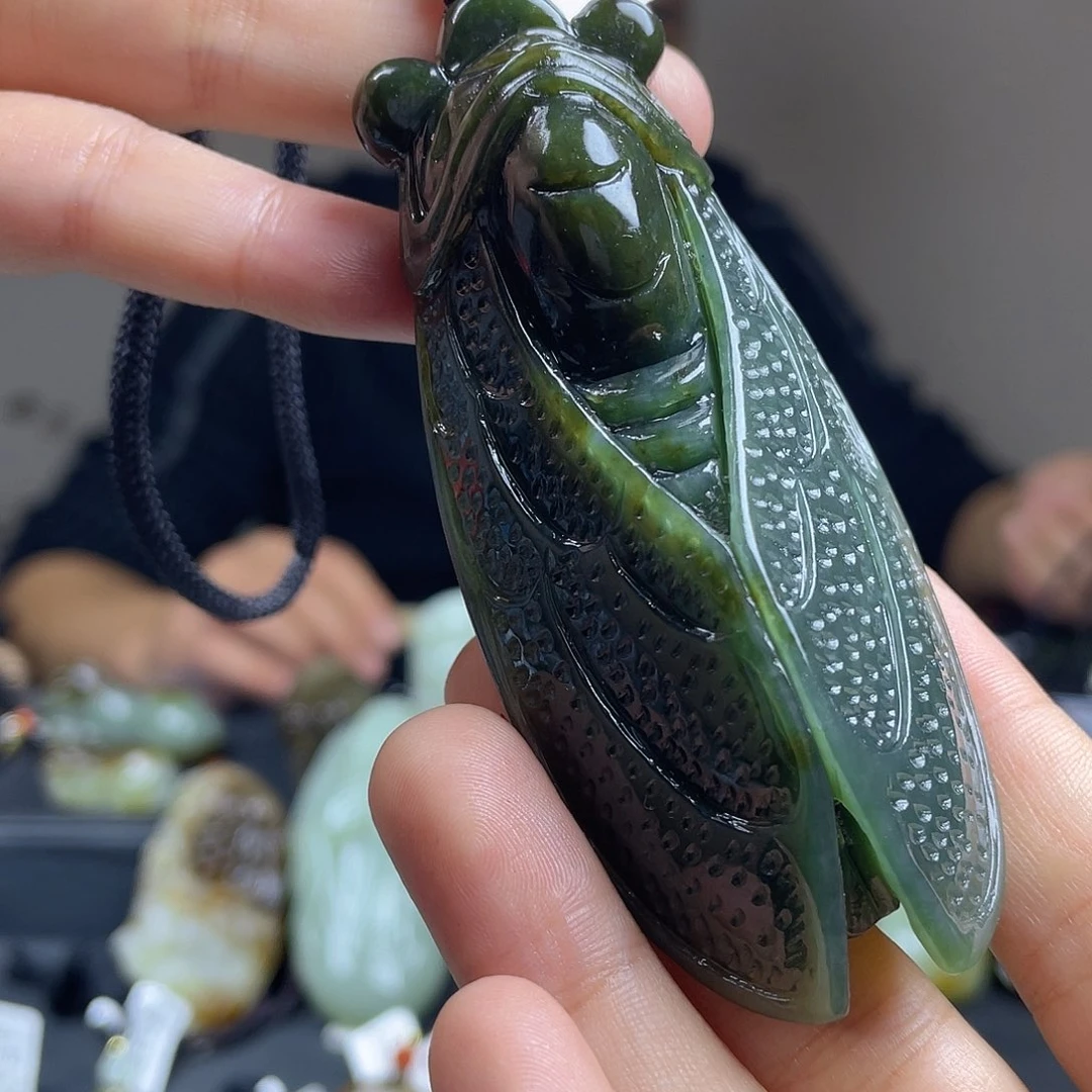 自***强和田玉未镶嵌颈饰