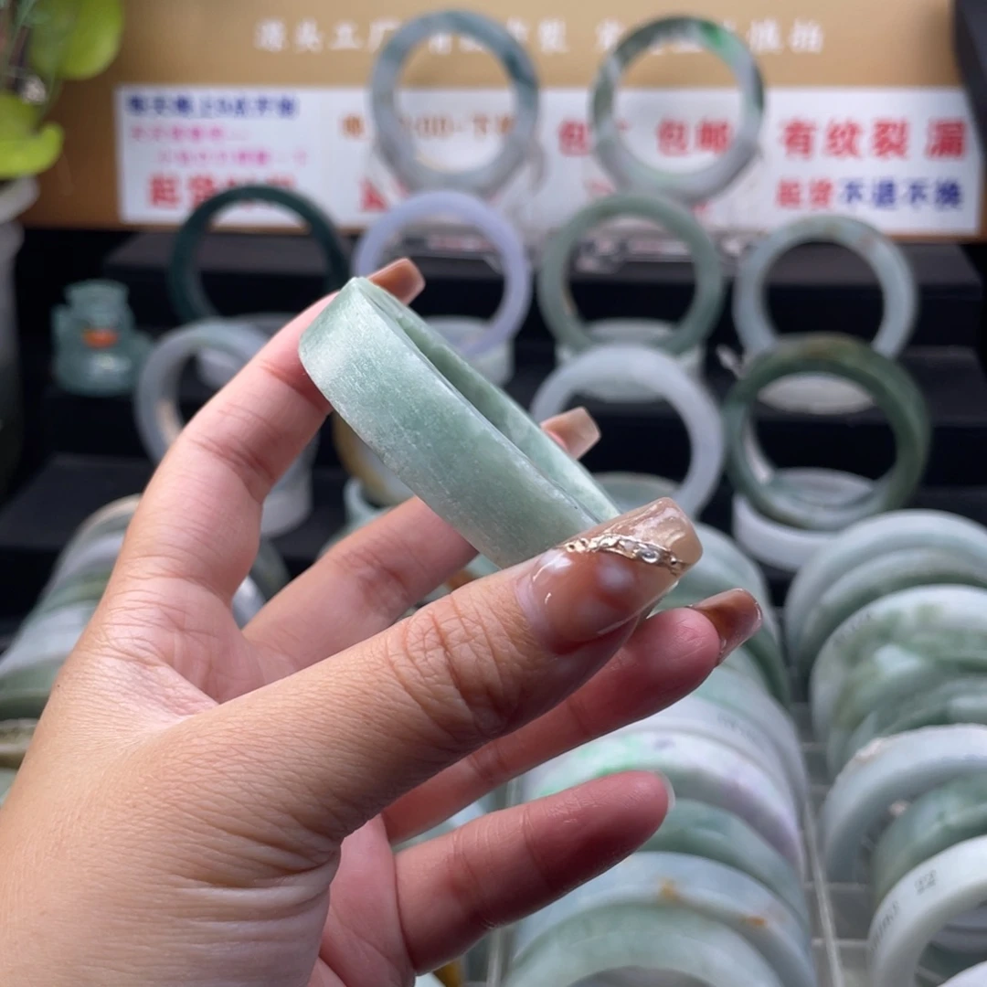 【闪购商品】未镶嵌手镯定制翡翠蒙**?