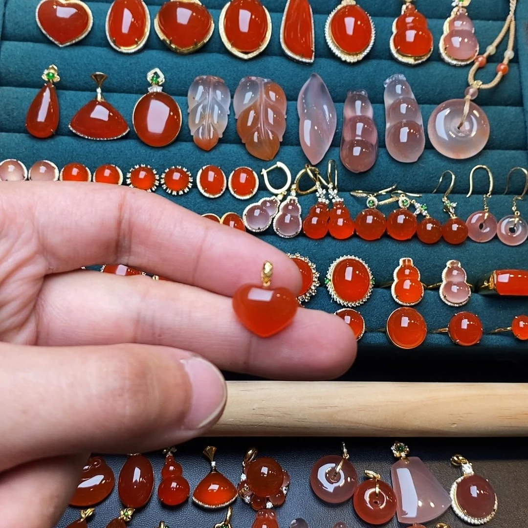 南红玛瑙18K金镶嵌颈饰