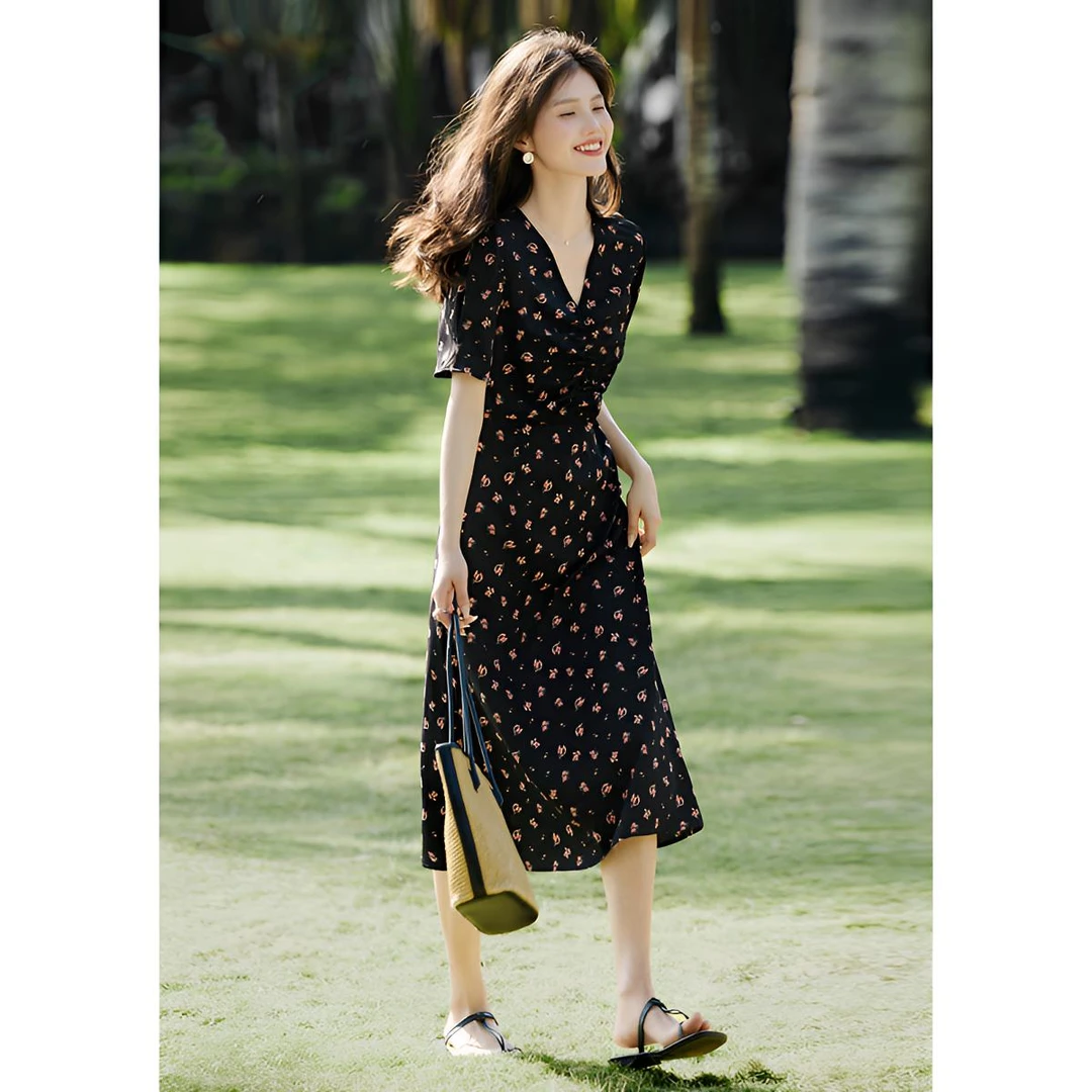 法式优雅V领碎花连衣裙女夏季赫本风春日赏花穿搭掐腰显瘦茶歇裙