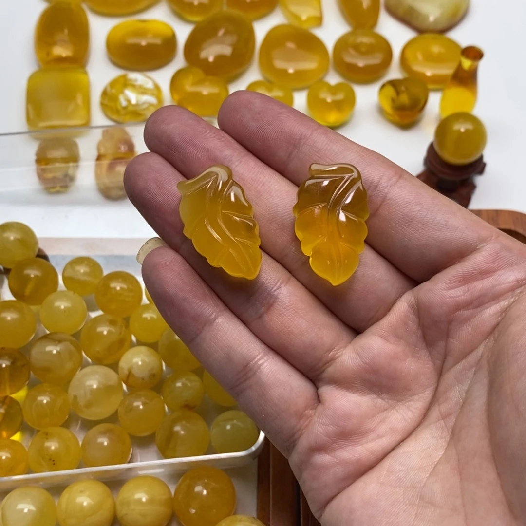 裸石琥珀未镶嵌一对叶子