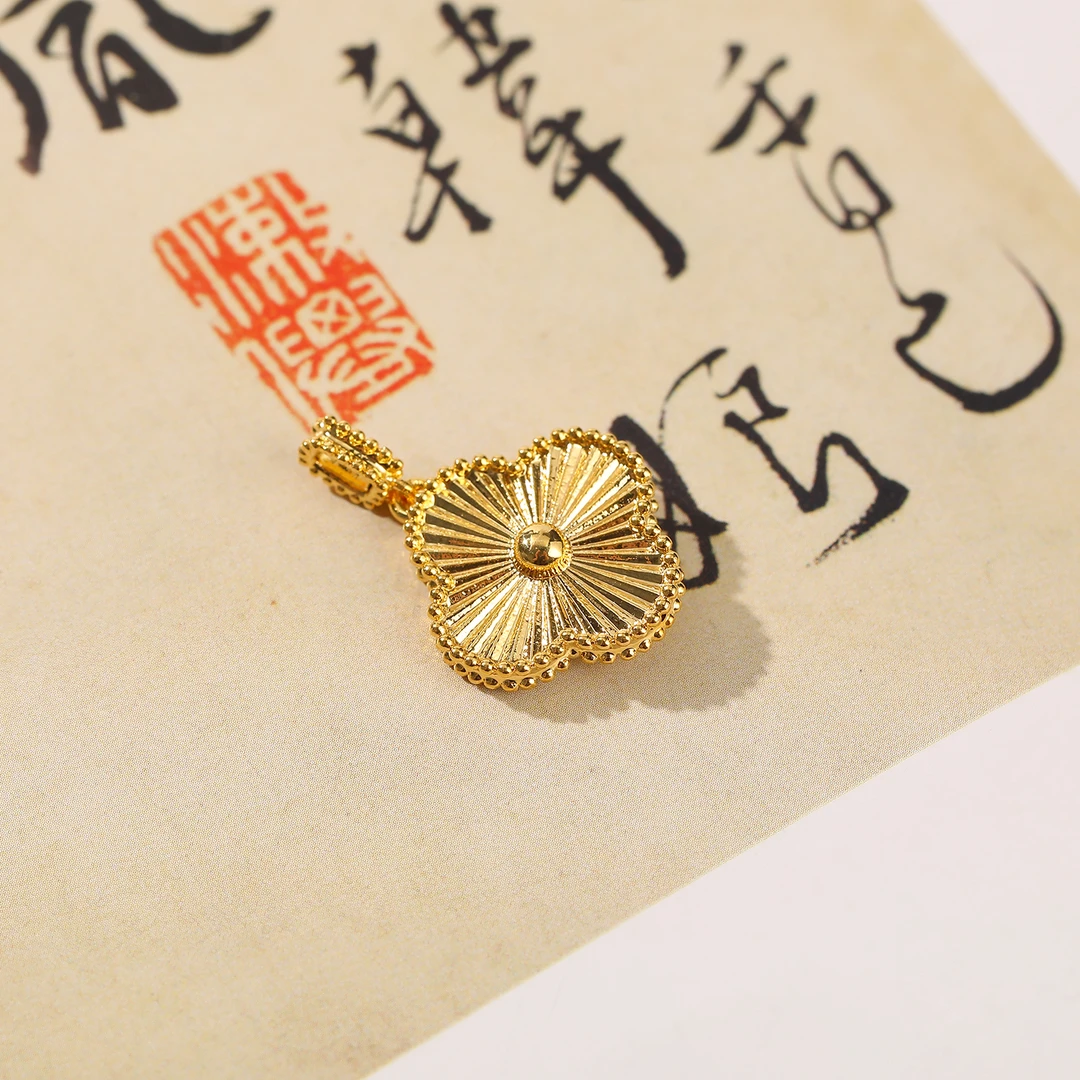 一了个卜18k镭射四叶草吊坠