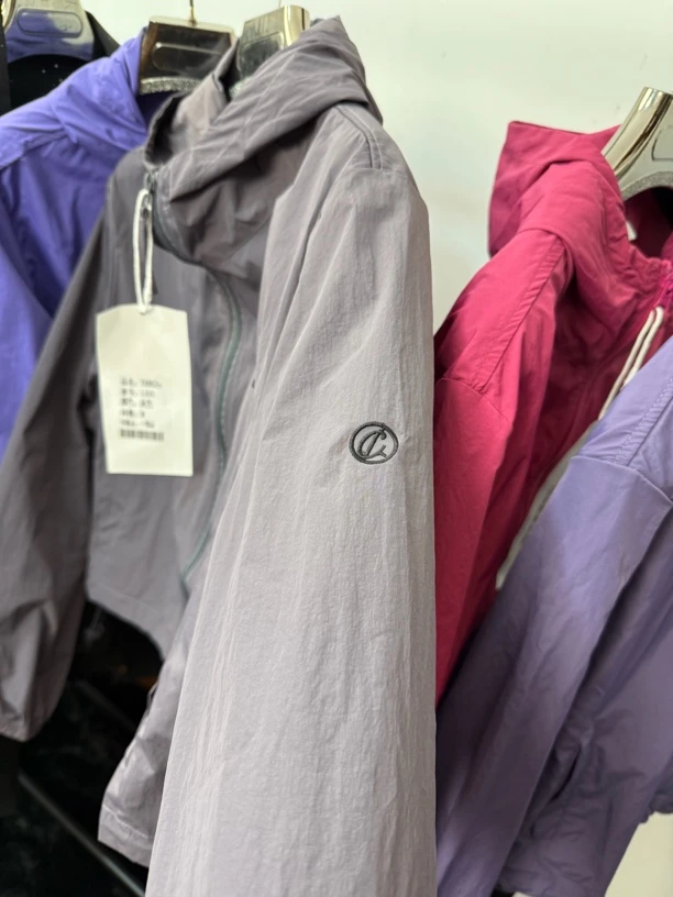 女短款长袖透气时尚拉链连帽短外套插肩袖户外运动风薄款春秋