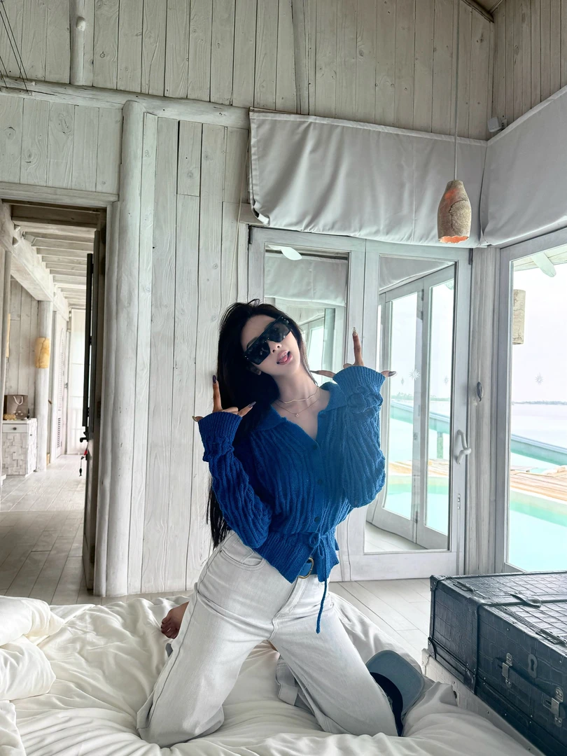 利达NEWDADA韩系软糯针织衫女2025春翻领毛衣镂空收腰开衫TRC3662