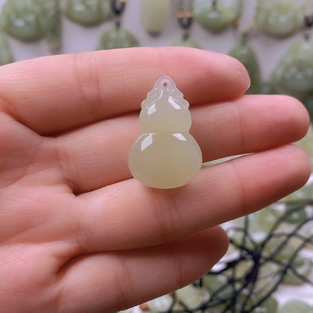 薛***汐和田玉未镶嵌颈饰