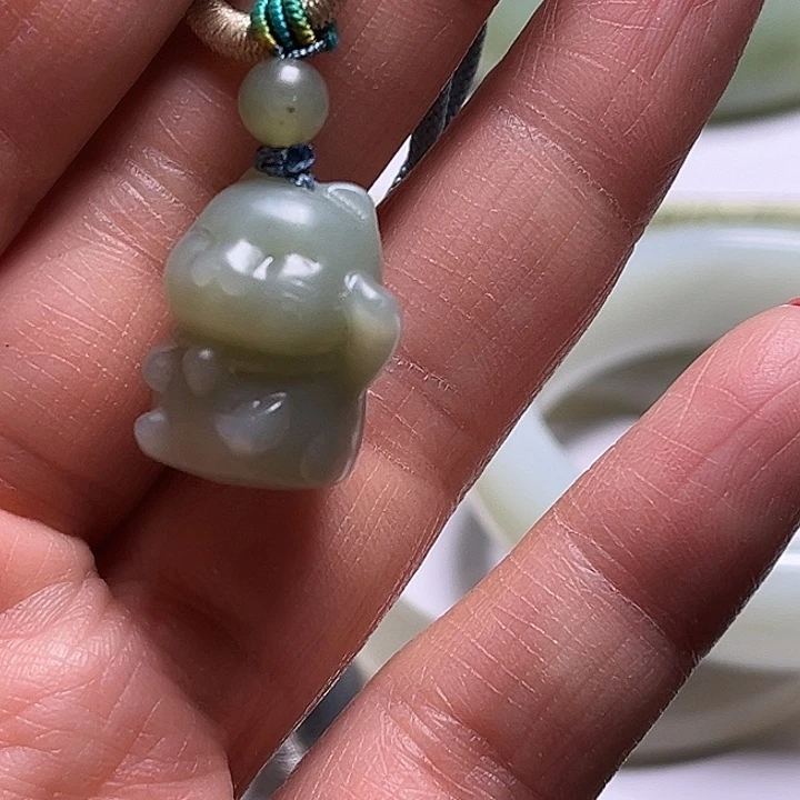 和田玉颈饰未镶嵌兴****郭新疆且末蓝招财猫吊坠